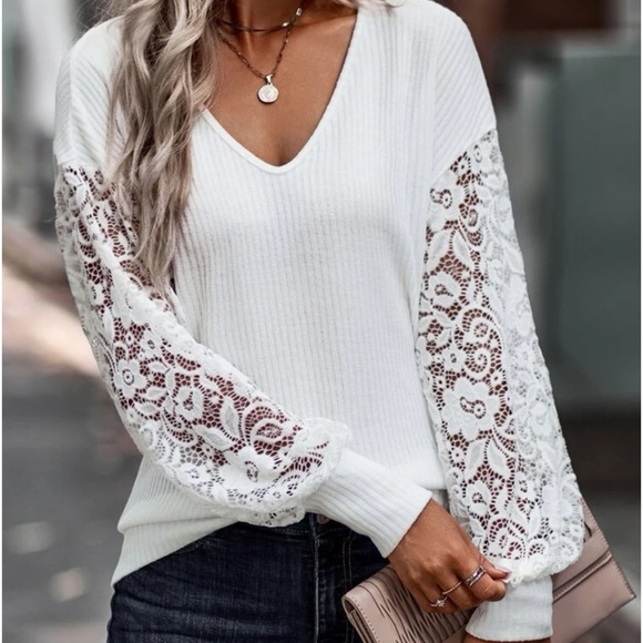 Delilah Wear Tops - New V neck lace sleeve long sleeve top